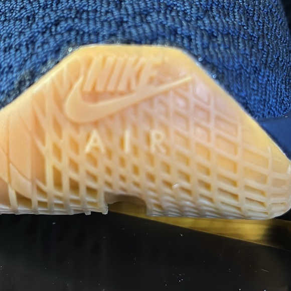 Lebron XVII DT brand new in box men’s size 7.5, women’s size 9 sneakers limited - Picture 8 of 8